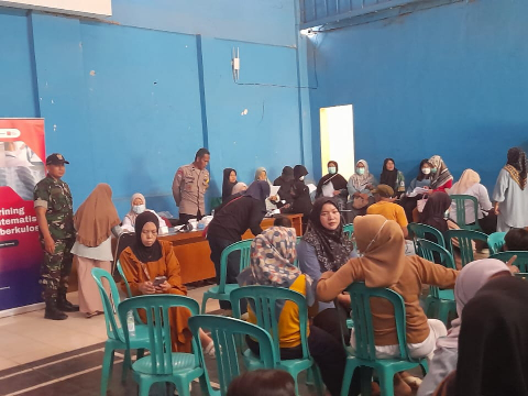 Babinsa Mekar Pawitan Pantau Cek Kesehatan Gratis dari Puskesmas Paseh