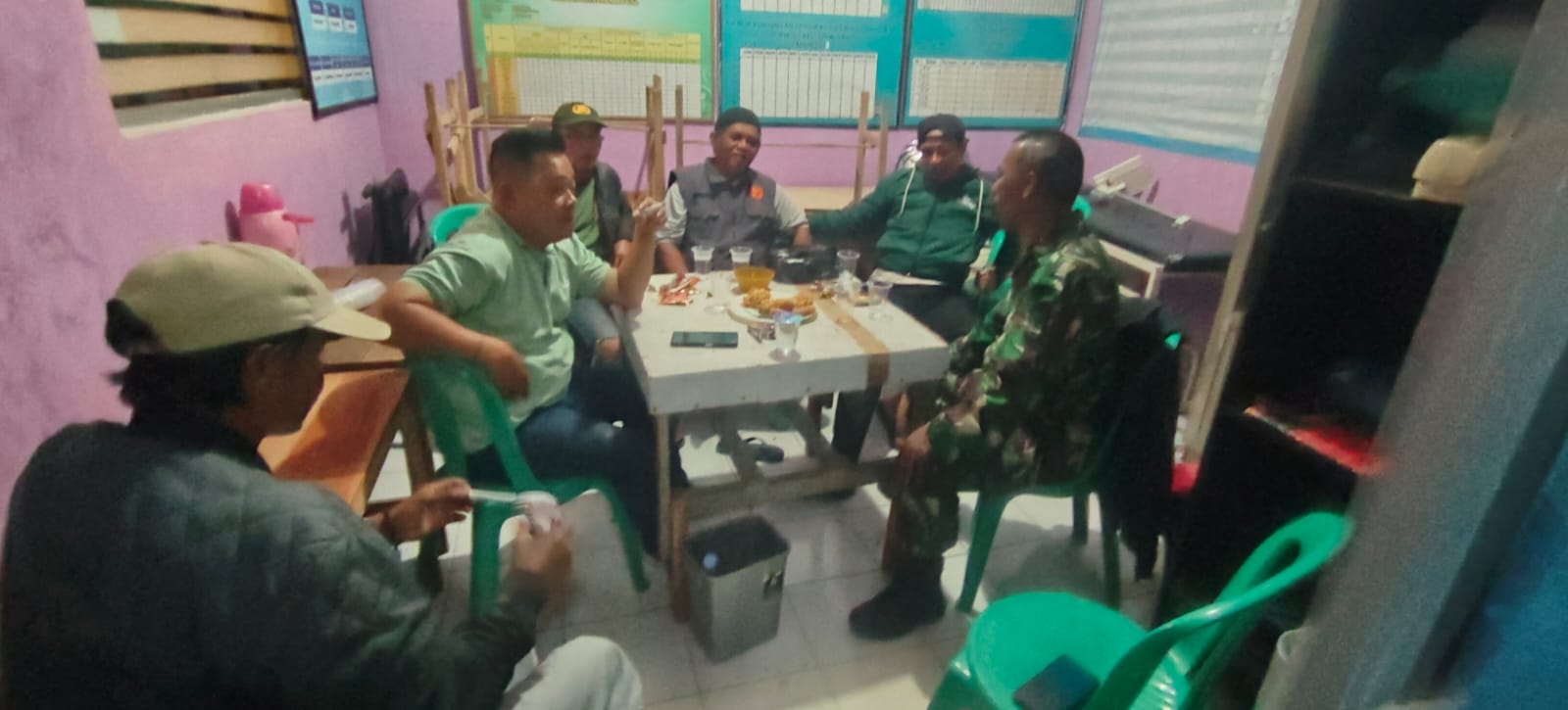 Babinsa Sriwedari Gelar Komsos dan Patroli Malam, Perkuat Silaturahmi dan Keamanan Lingkungan