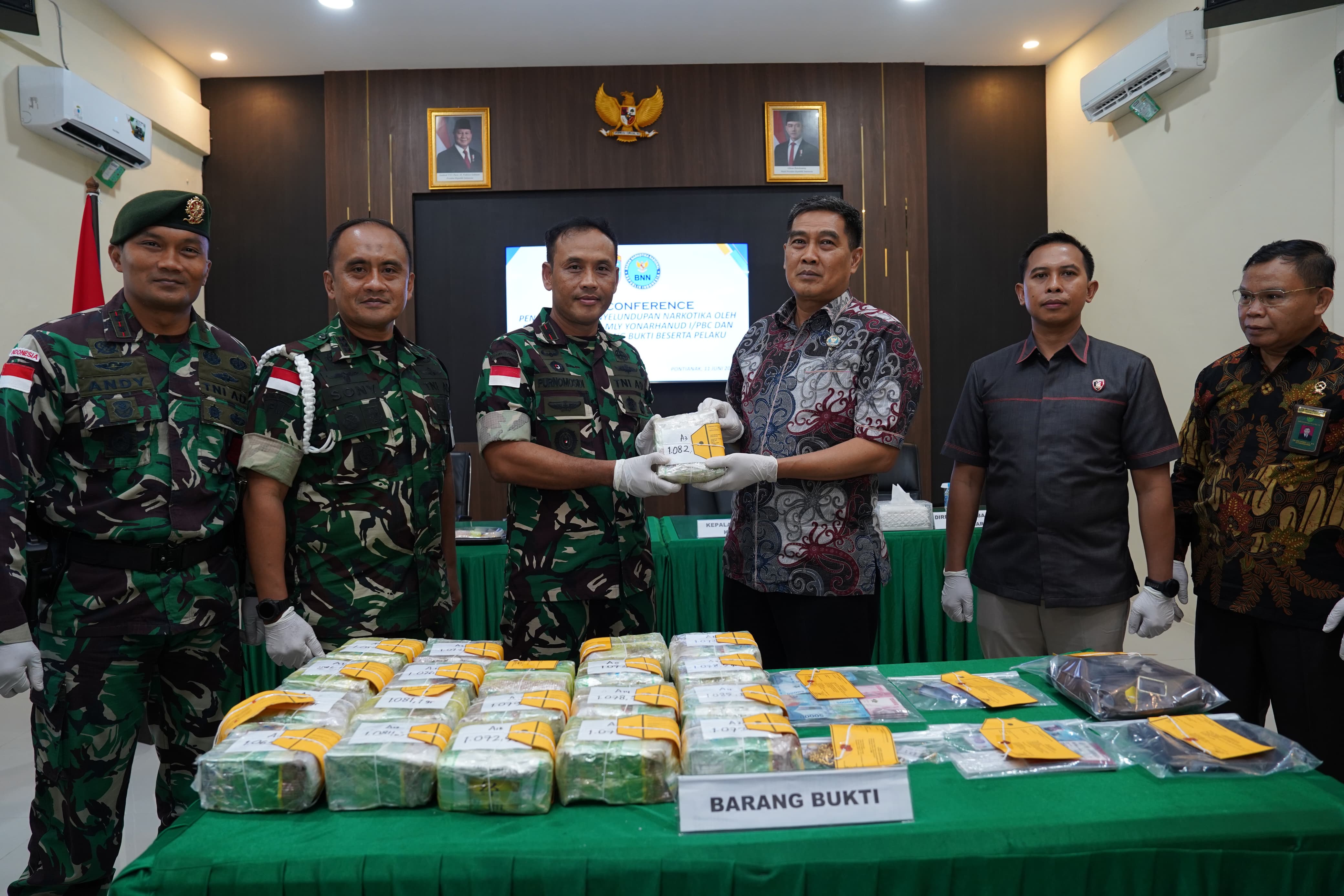 Gagalkan Peredaran Narkoba Skala Besar, Kodam XII/Tpr Amankan 21,4 Kg Sabu dan Serahkan WNA Malaysia ke BNNP Kalbar