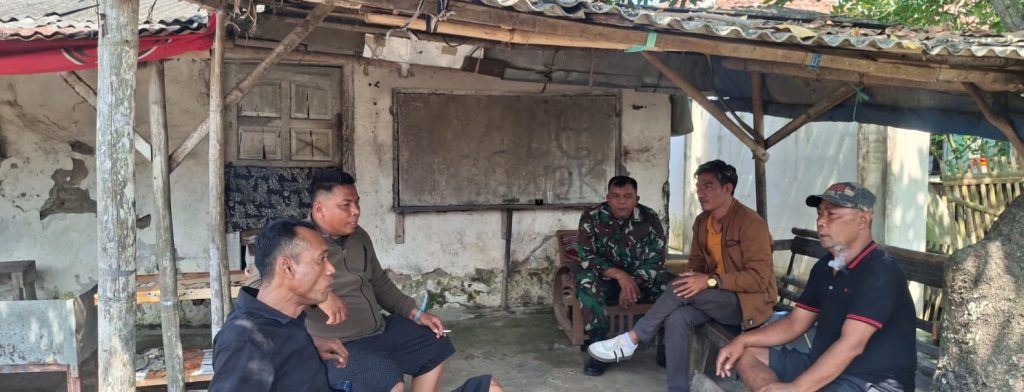 Babinsa Koramil 1608/Karangampel Komsos Bersama Warga Desa Kedokan Agung