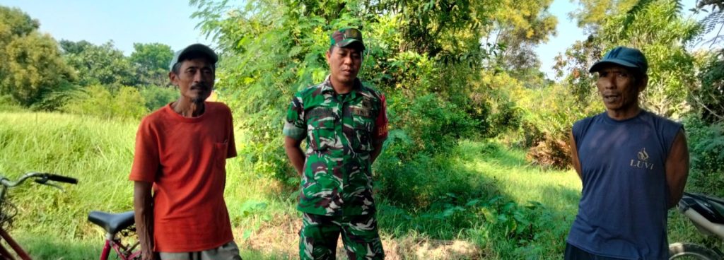Komsos Babinsa Koramil 1601/Indramayu Pererat Silaturahmi dengan Warga Kelurahan Karangmalang