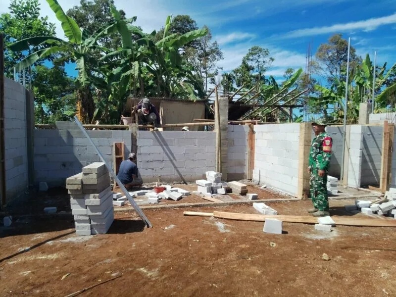 Babinsa Koramil 2206/Parakansalak Laksanakan Pengawasan Pembangunan Kdkmp Di Desa Sukatani