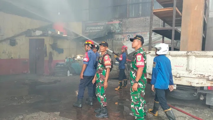 Kebakaran Landa Fitness Center di Sleman Lor, Babinsa Sliyeg Sigap Bantu Pemadaman dan Evakuasi Warga