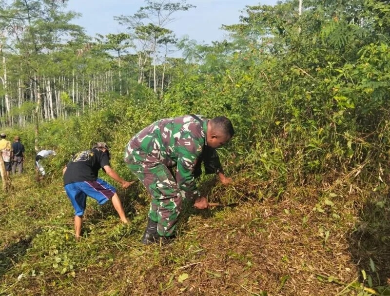 Babinsa Koramil 2207/Jampangtengah Laksanakan Karya Bakti Pembersihan Jalan Di Desa Bojongtipar