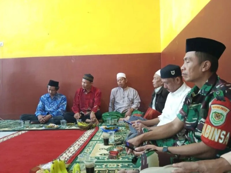 Indramayu, – Menghadapi tantangan cuaca ekstrem akibat fenomena El Nino yang diprediksi akan menyebabkan kemarau panjang, Koramil 1613/Terisi melalui Babinsa Desa Sukra, Peltu Wargana, melaksanakan kegiatan penyuluhan pertanian dalam rangka percepatan tan