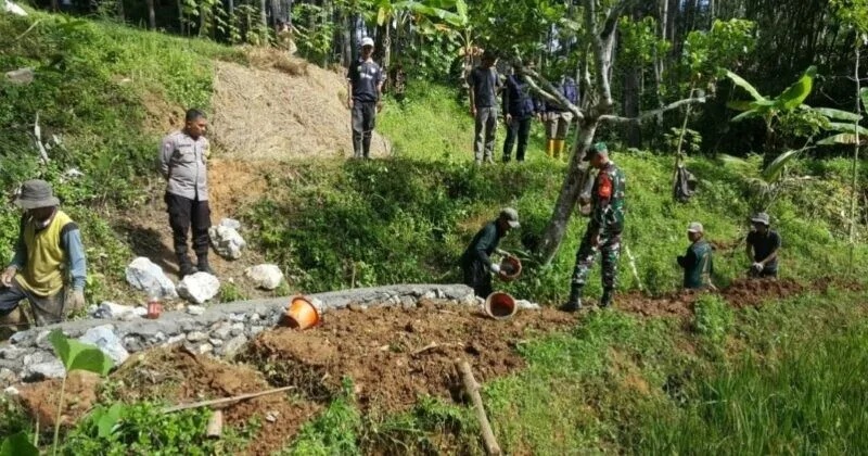 Babinsa Koramil 2209/Lengkong Laksanakan Karya Bakti Pembangunan TPT Bersama Warga