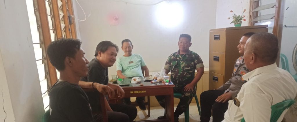 Komsos Babinsa Koramil 1611 Losarang Serka Amani Pererat Sinergi dengan Masyarakat dan Perangkat Desa