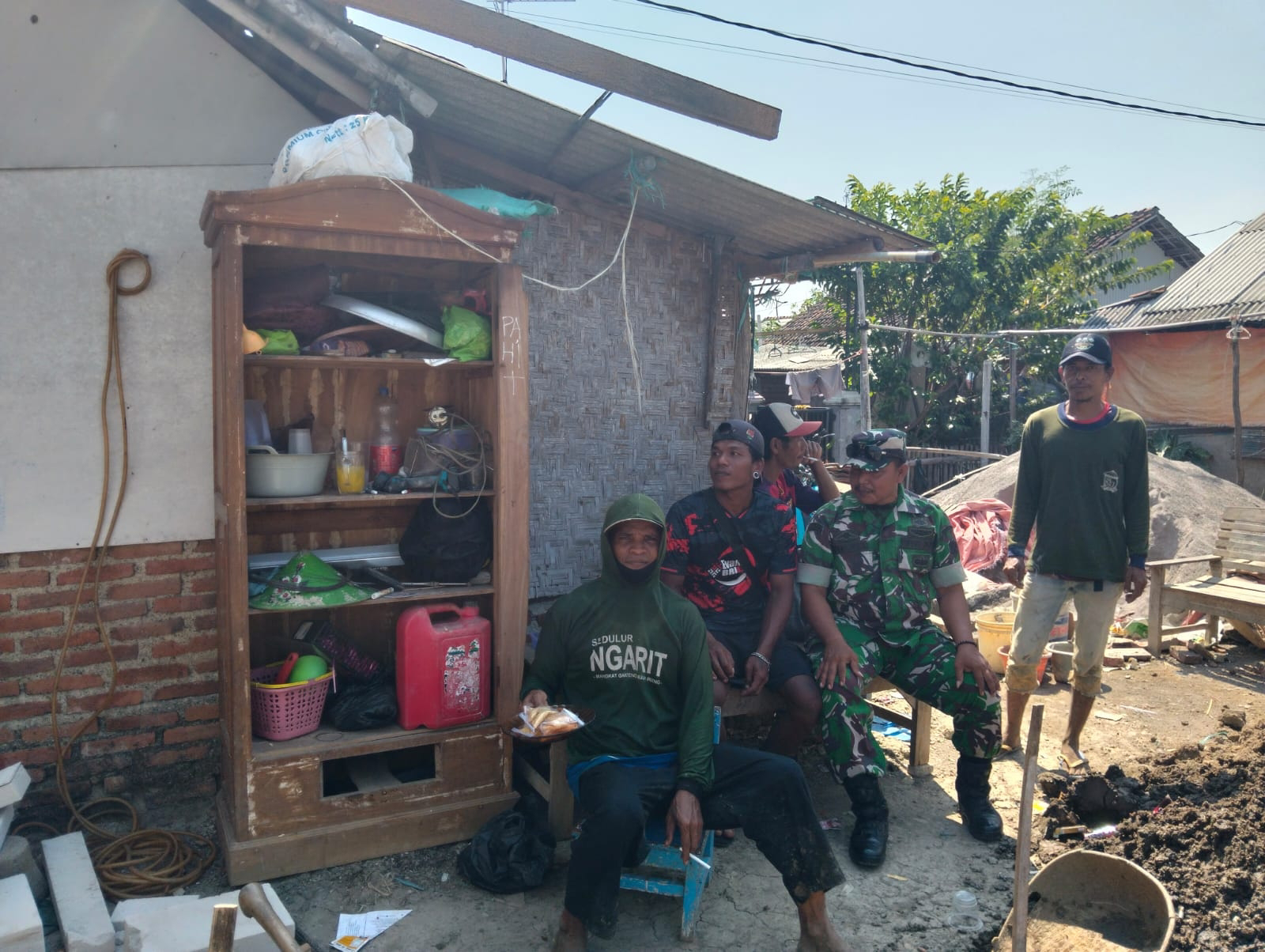 Pererat Silaturahmi dan Pantau Kondusifitas, Babinsa Manggungan Gelar Komsos di Blok Gemilang