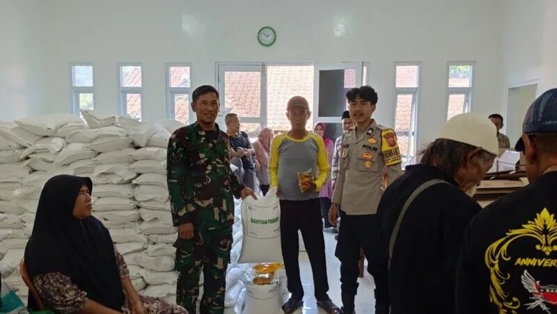 Babinsa Koramil 2213/Jampangkulon Dampingi Penyaluran Bantuan Pangan Di Desa Mekarwangi