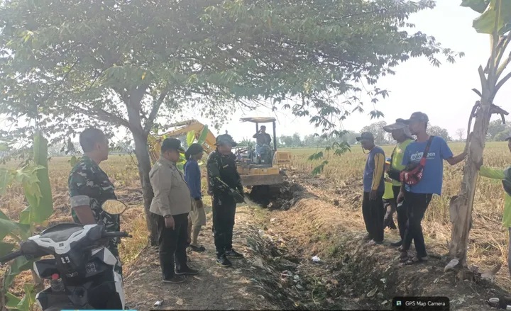 Pantau Program Padat Karya, Danposmil Cikedung Peltu Rudiyanto Pastikan Penyaluran Dana Desa Tepat Sasaran