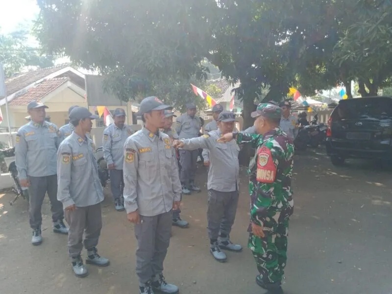 Babinsa Koramil 2206/Palabuhanratu Berikan Pelatihan Kepada Linmas Desa Cibuntu