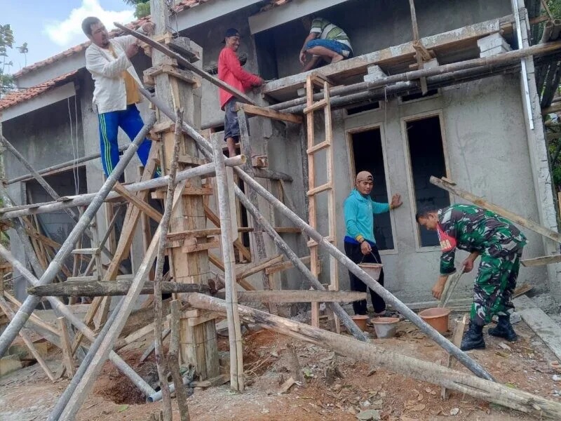 Babinsa Koramil 2213/Jampang kulon Bersama Warga Laksanakan Bakti Sosial di Wilayah Binaan