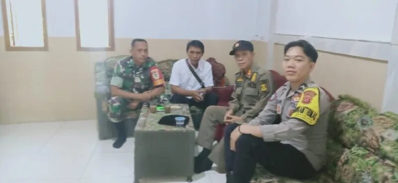 Babinsa dan Bhabinkamtibmas Perkuat Sinergitas Melalui Kegiatan Komsos