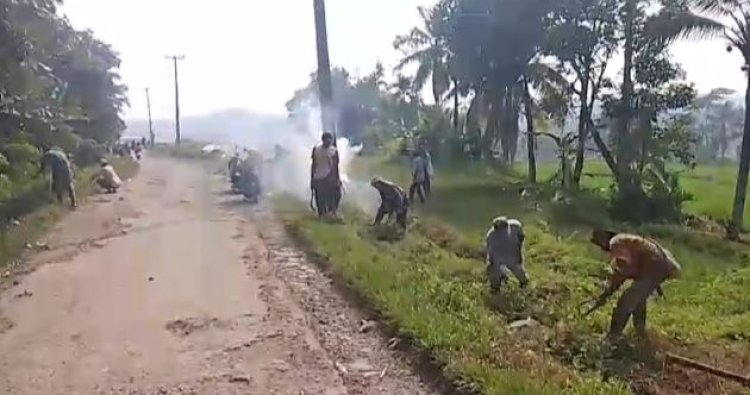 Babinsa Koramil 0305/Cipanas Gotong Royong Bersama Warga Bersihkan Parit Di Desa Girilaya