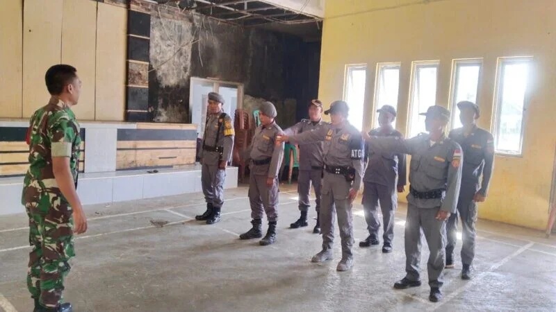 Babinsa Koramil 2215/Ciemas Berikan Pembinaan Satlinmas di Desa Mandrajaya