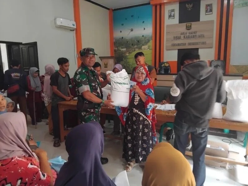 Babinsa Koramil 2208/Nyalindung Dampingi Penyaluran Bantuan Pangan Beras Nasional Di Desa Karangjaya