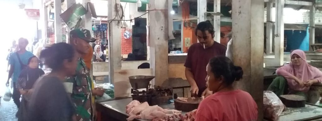 Babinsa Koramil 1605/Sukagumiwang Monitoring dan Data Harga Bahan Pokok di Wilayah Binaa