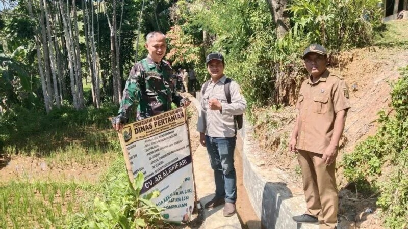 Babinsa Koramil 2209/Lengkong Laksanakan Pendampingan Rehabilitasi Irigasi Pertanian Di Desa Tegallega