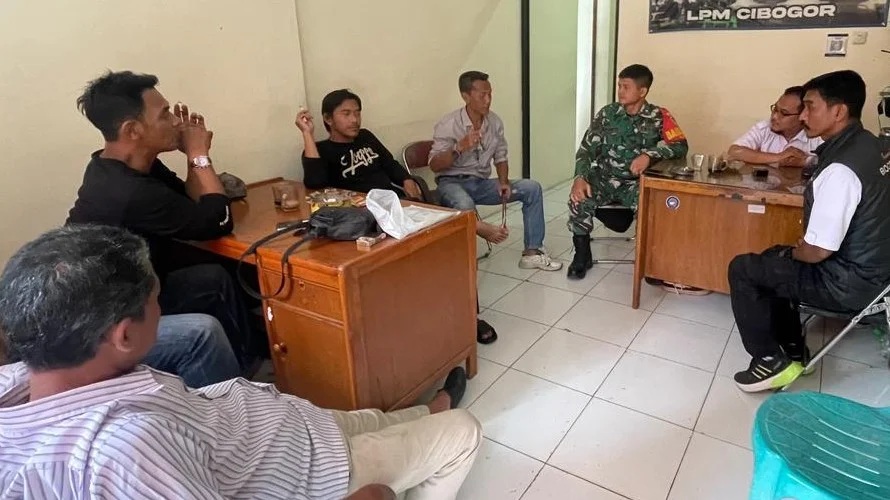 Sertu Susanto, Babinsa Koramil 06-01/Bogor Tengah Kodim 0606/Kota Bogor Dampingi Rapat Persiapan Pawai Obor di Kelurahan Cibogor