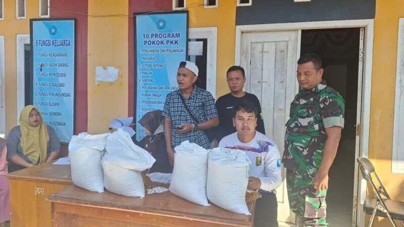 Babinsa Koramil 2213/Jampangkulon Dampingi Penyaluran Bantuan Pangan Untuk 776 Kpm Di Desa Cikarang