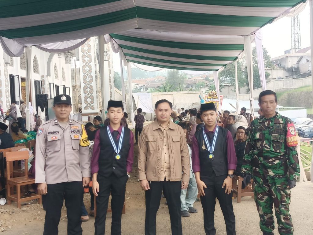 Babinsa Desa Ciherang Kawal Kelancaran Pelepasan Santri Yayasan Islam Al-Uzlah