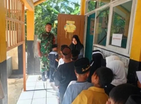 Babinsa Koramil 2211/Sagaranten Dampingi Program Makanan Bergizi Gratis bagi Anak Sekolah