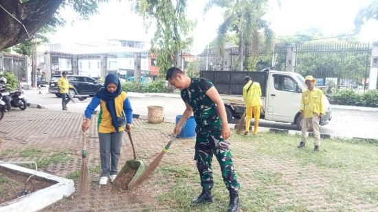 Babinsa Koramil 2301/Cilegon Bersama Warga Gelar Karya Bakti Bersihkan Lingkungan dan Perbaiki Drainase