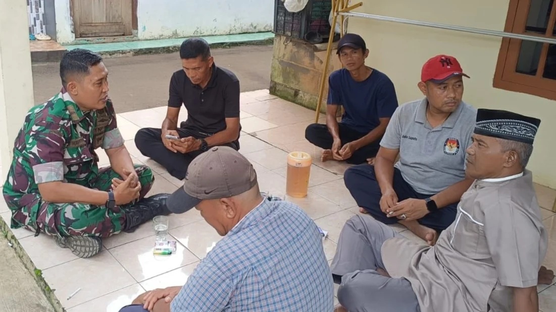 Peltu Hairul W, Babinsa Koramil 06-06/Tanah Sareal Kodim 0606/Kota Bogor Gelar Komsos di Kelurahan Mekarwangi
