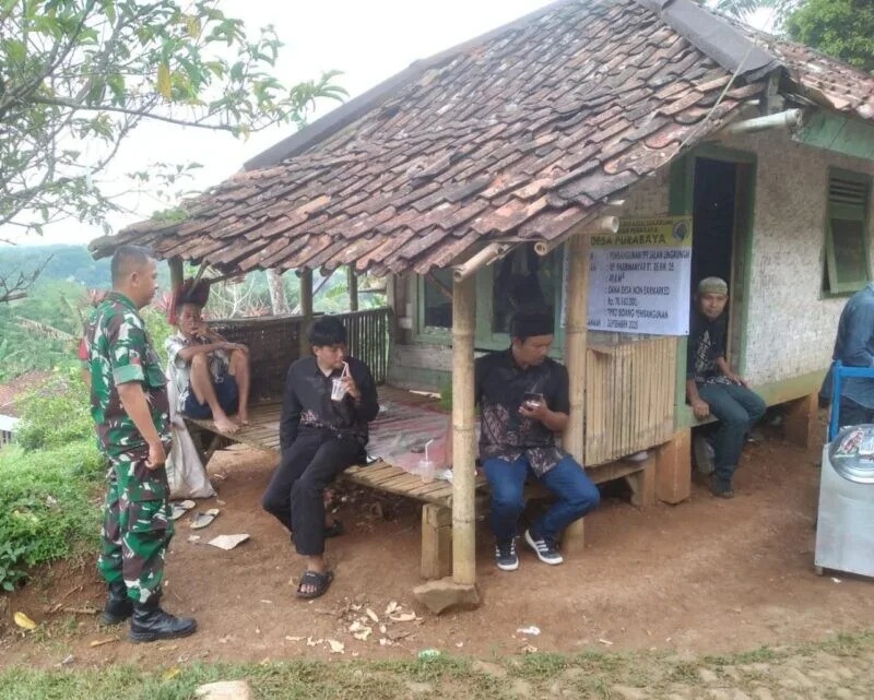 Babinsa Koramil 2207/Jampangtengah Laksanakan Komsos Bersama Warga Desa Purabaya
