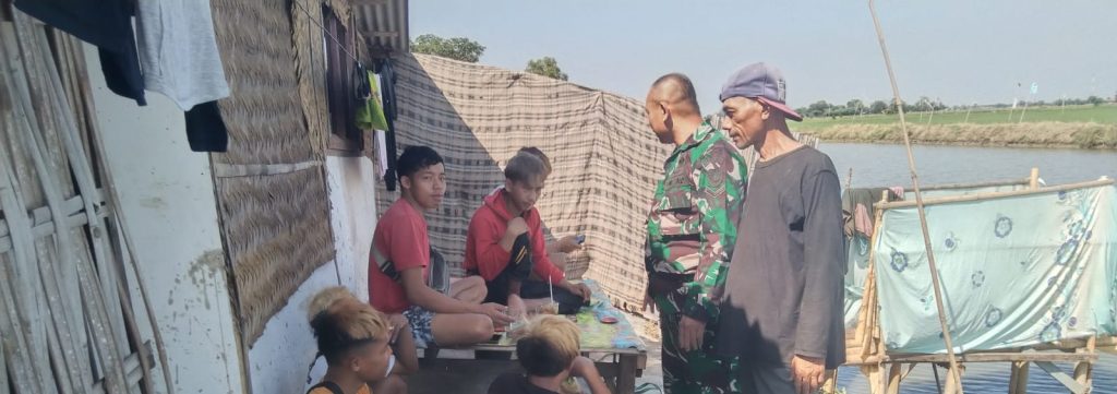 Babinsa Koramil 1603/Lohbener Pererat Silaturahmi Melalui Komsos Bersama Masyarakat Desa Sukadadi