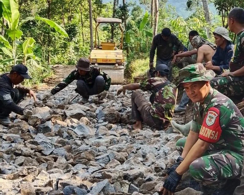 Babinsa Koramil 2202/Palabuhanratu Laksanakan Karya Bhakti Perbaikan Jalan Di Kp. Gobang