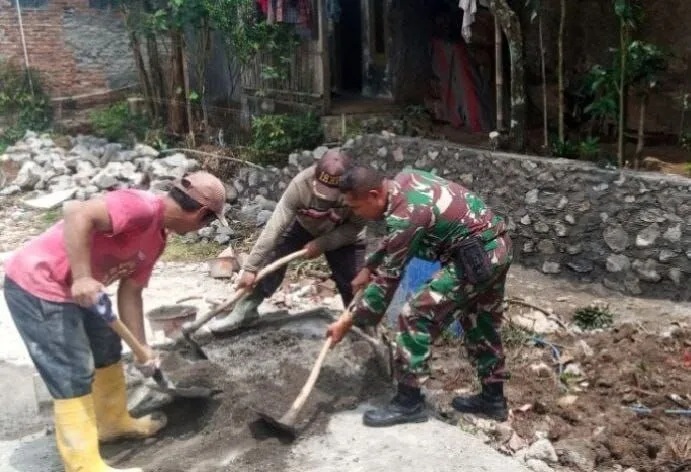 Babinsa Koramil 2205/Kalapanunggal Bersama Warga Laksanakan Bakti Perbaikan TPT Di Desa Cianaga