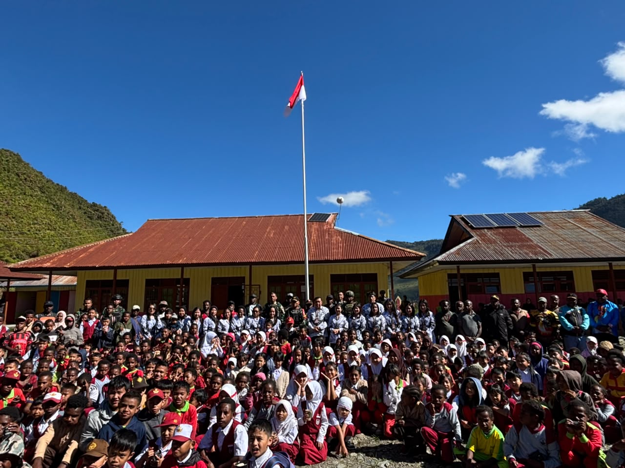 Satgas Yonif 743/PSY Renovasi Sekolah di Puncak Jaya, Hadirkan Harapan Baru bagi Generasi Papua