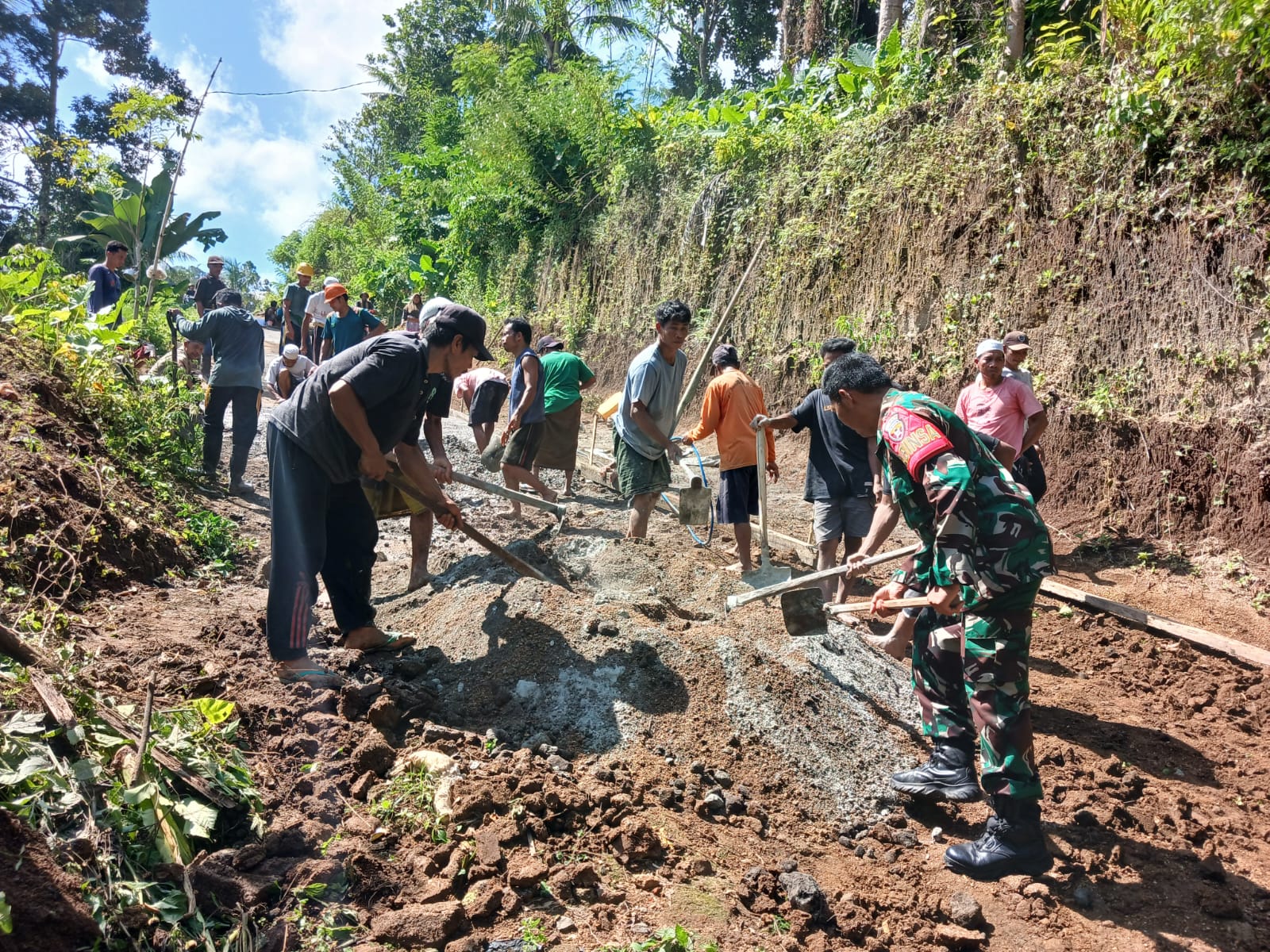 Babinsa dan Warga Dasan Geria Bersatu Bangun Talut, Selamatkan Akses Jalan dari Ancaman Longsor