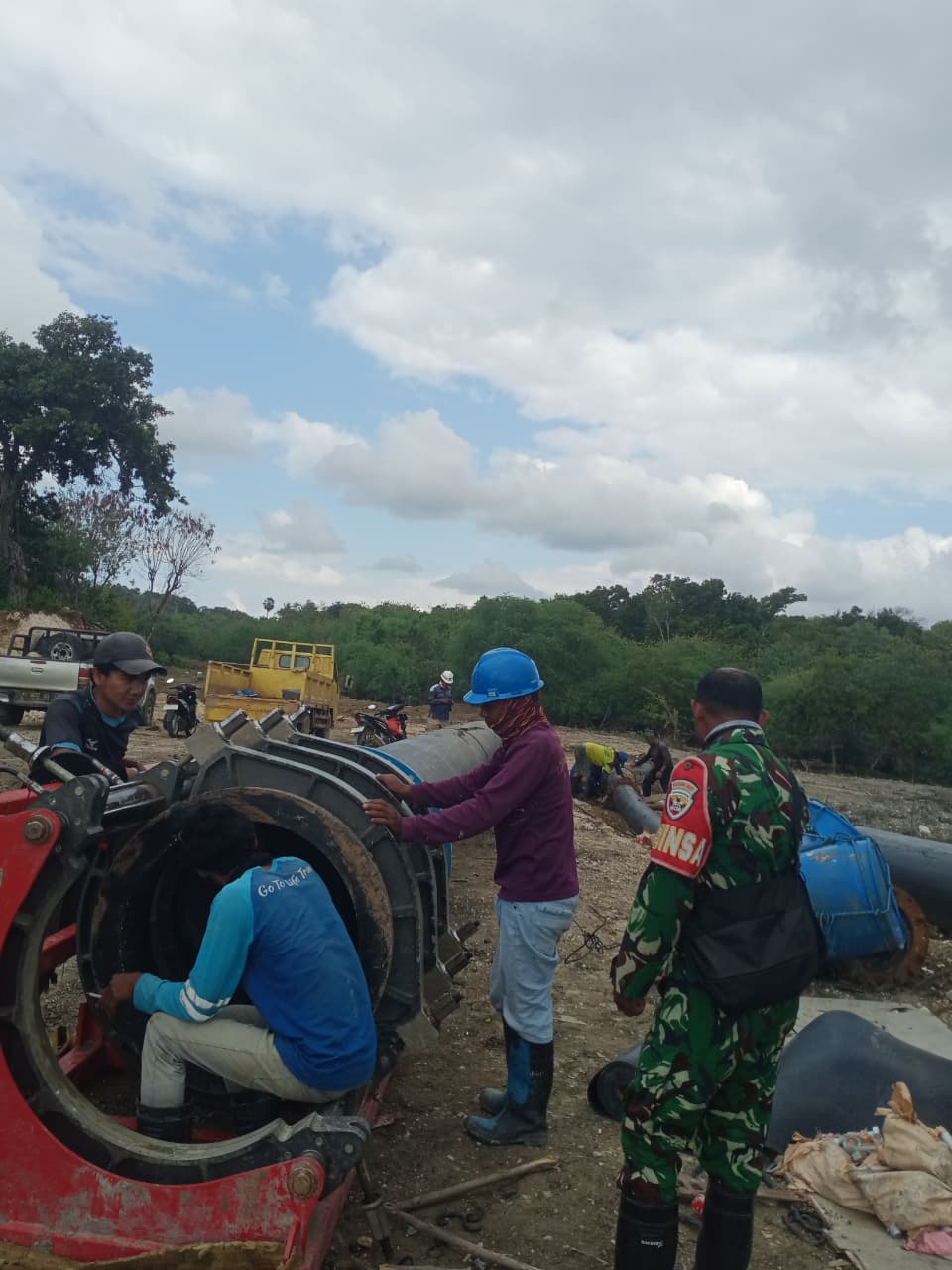 Babinsa Laksanakan Pengamanan dan Monitoring Pembangunan Sentra Industri Garam di Rote Timur