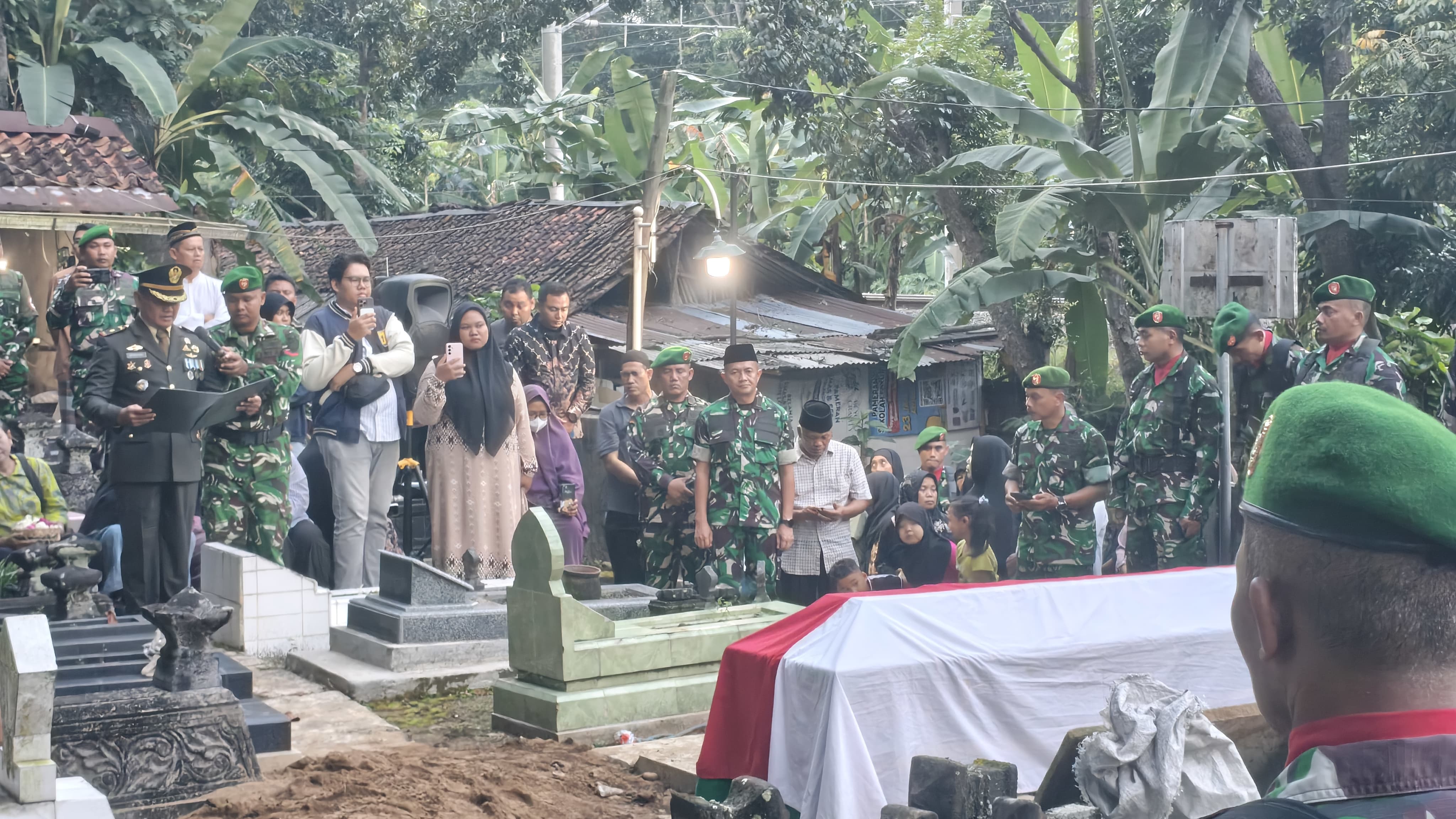 Danramil 11/Depok Sleman Irup Pemakaman Militer Anggota Kodim 0719/Jepara