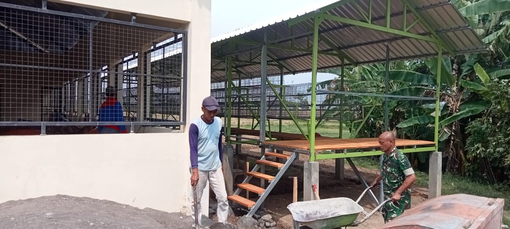 Babinsa Tarub Gotong Royong Bantu Warga Bangun Kandang Ayam Petelur