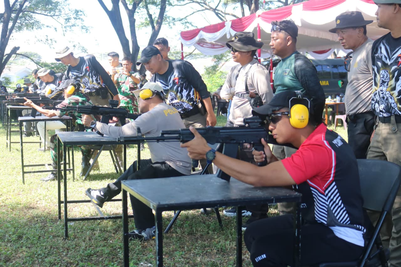 Kebersamaan TNI-Polri Terjalin Erat dalam Lomba Menembak di Sumbawa