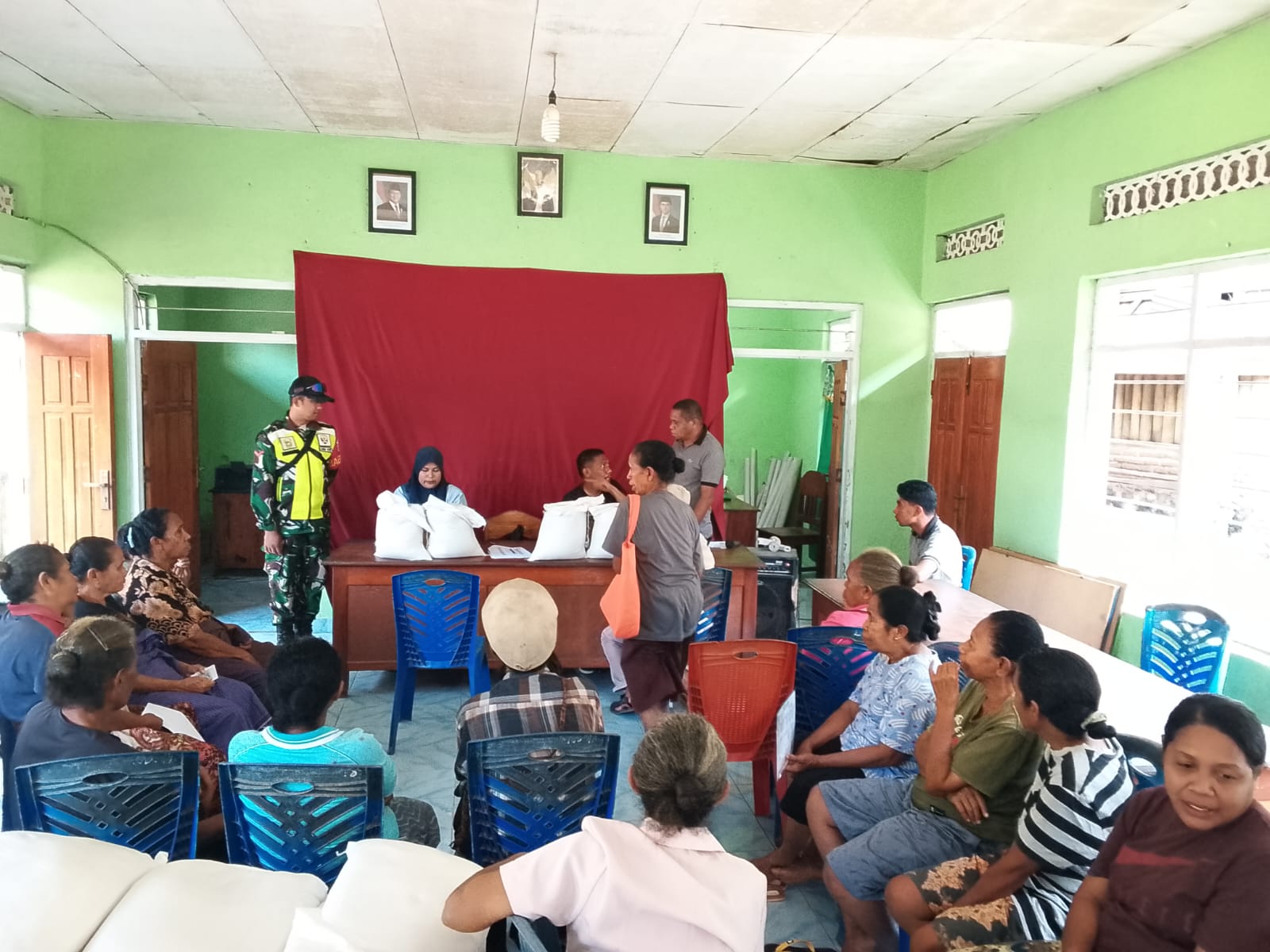 Babinsa Hadir di Tengah Masyarakat, Pantau Penyaluran Bantuan Pangan di Adonara Timur