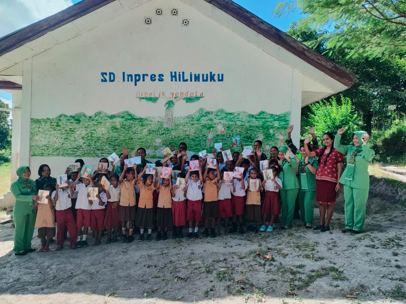 Wujud Kepedulian Persit KCK, Yafet Terima Sepeda dan Siswa SDI Huliwuku Dapat Bantuan Pendidikan