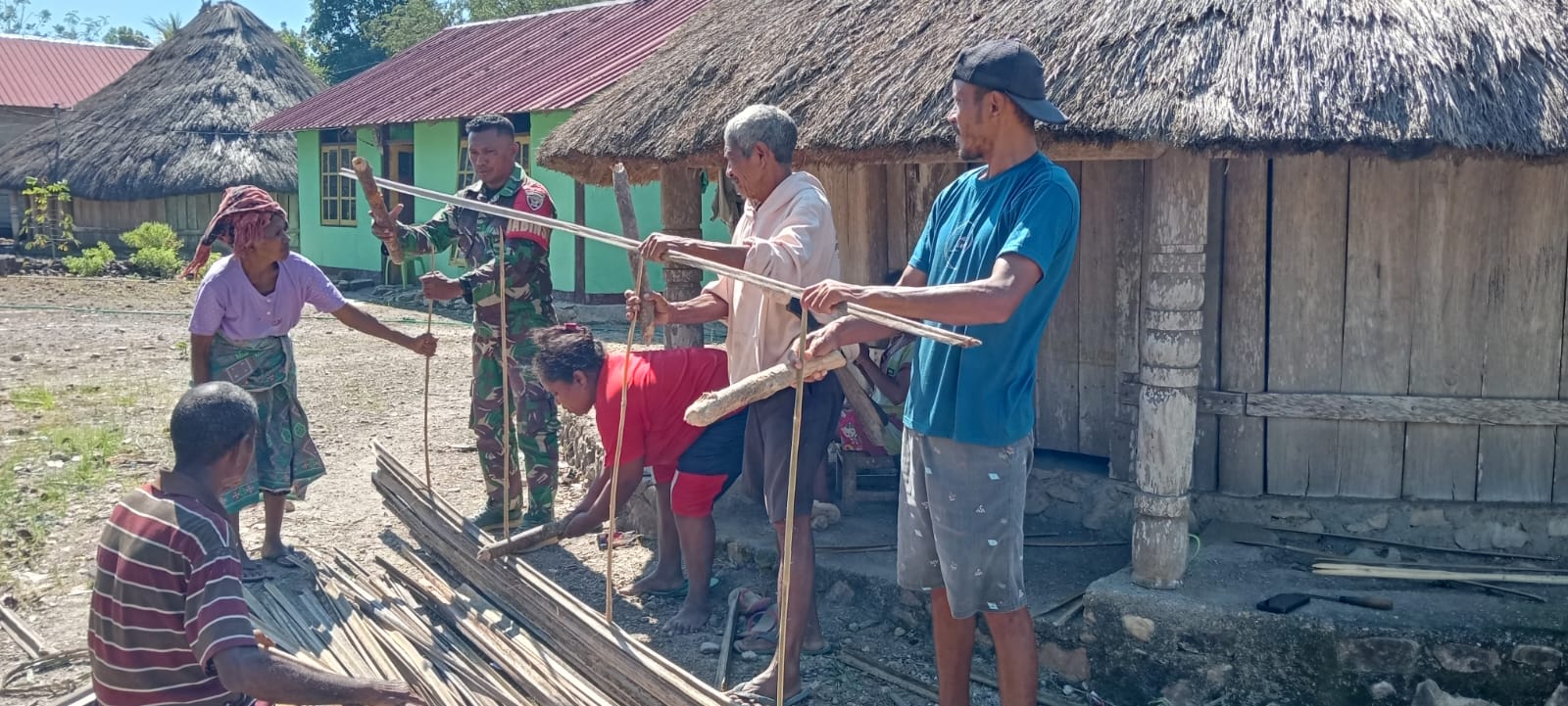 Pererat Kebersamaan, Babinsa Bantu Pembuatan Dinding Bebak di Desa Nansean
