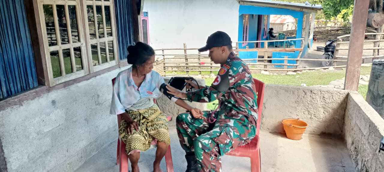 Melalui Yankes Keliling, Yonarmed 12 Kostrad Tingkatkan Kesehatan Masyarakat Desa Alas