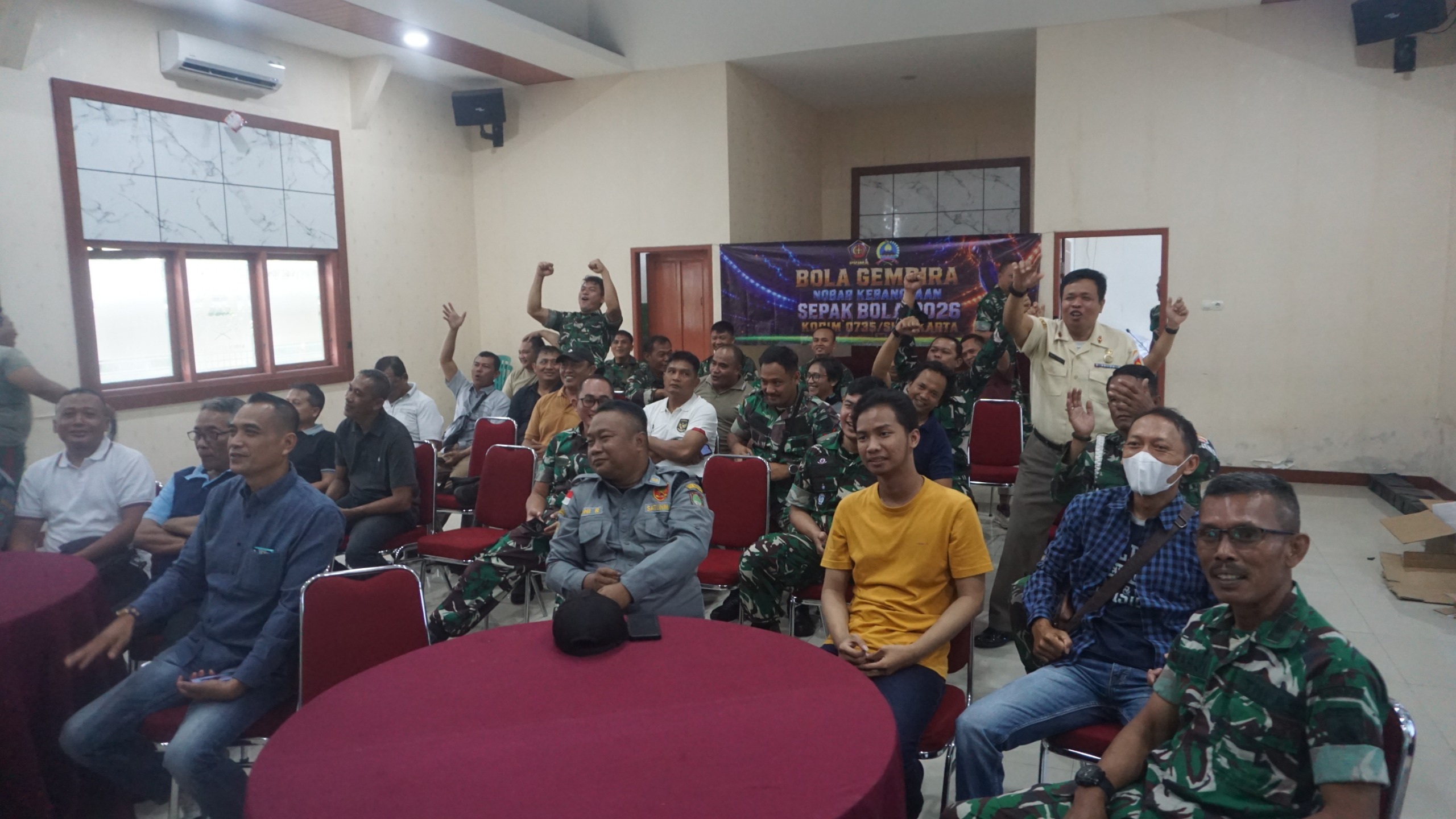 Pererat Kebersamaan TNI Dan Masyarakat, Kodim 0735/Surakarta Gelar Nobar Piala Dunia Swedia VS Tunisia