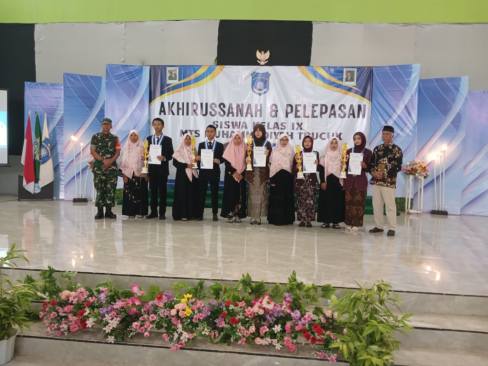 TNI Hadir Dukung Pendidikan, Danramil 19/Trucuk Ikuti Pelepasan Siswa MTs Muhammadiyah Trucuk