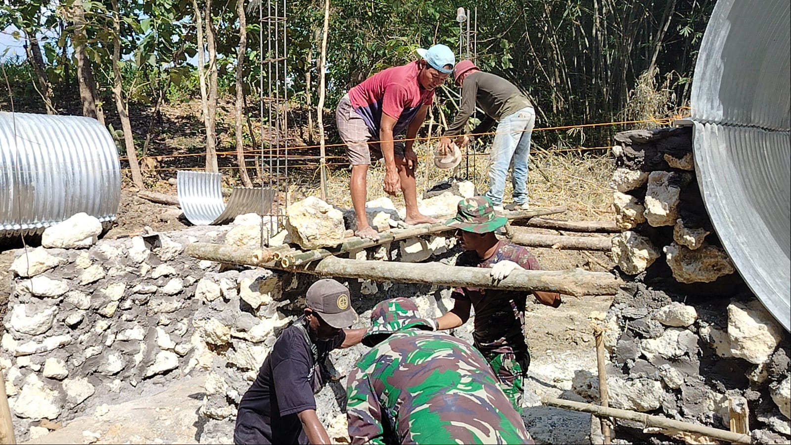 Anggota Koramil 17 Kradenan Bersama Warga Kebut Pembangunan Jembatan Armco Desa Pakis