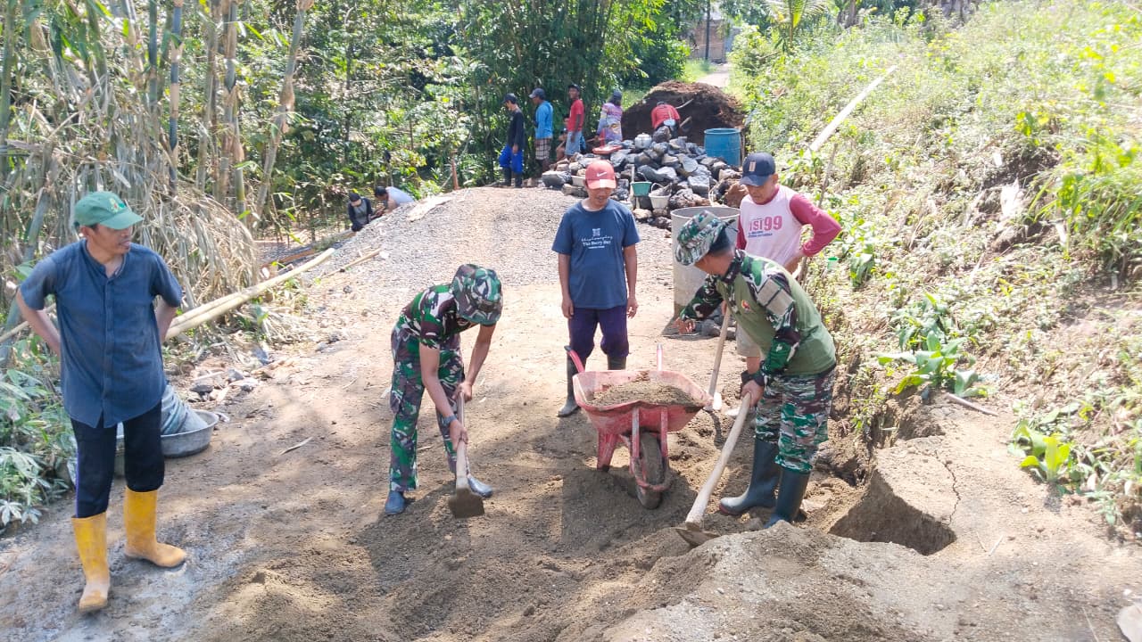 Babinsa Kodim Tegal Bersama Warga Gotong Royong Cor Jalan Menuju Jembatan Aramco Garuda