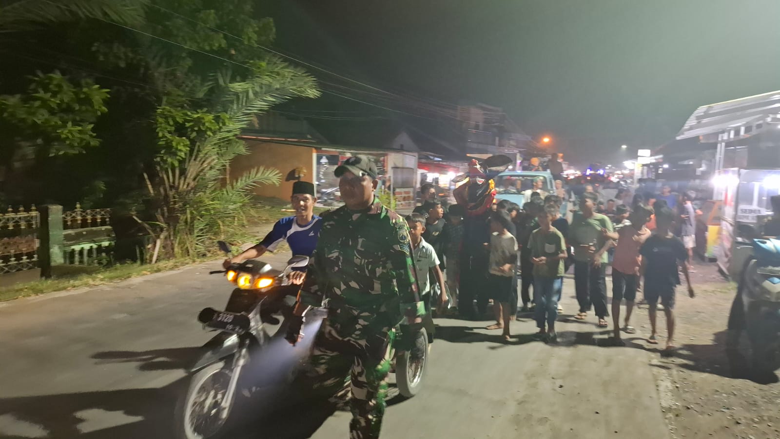 Babinsa Koramil 07/Adiwerna Amankan Pawai Ta'aruf Tahun Baru Islam 1448 H, Wujud Kedekatan TNI dengan Masyarakat