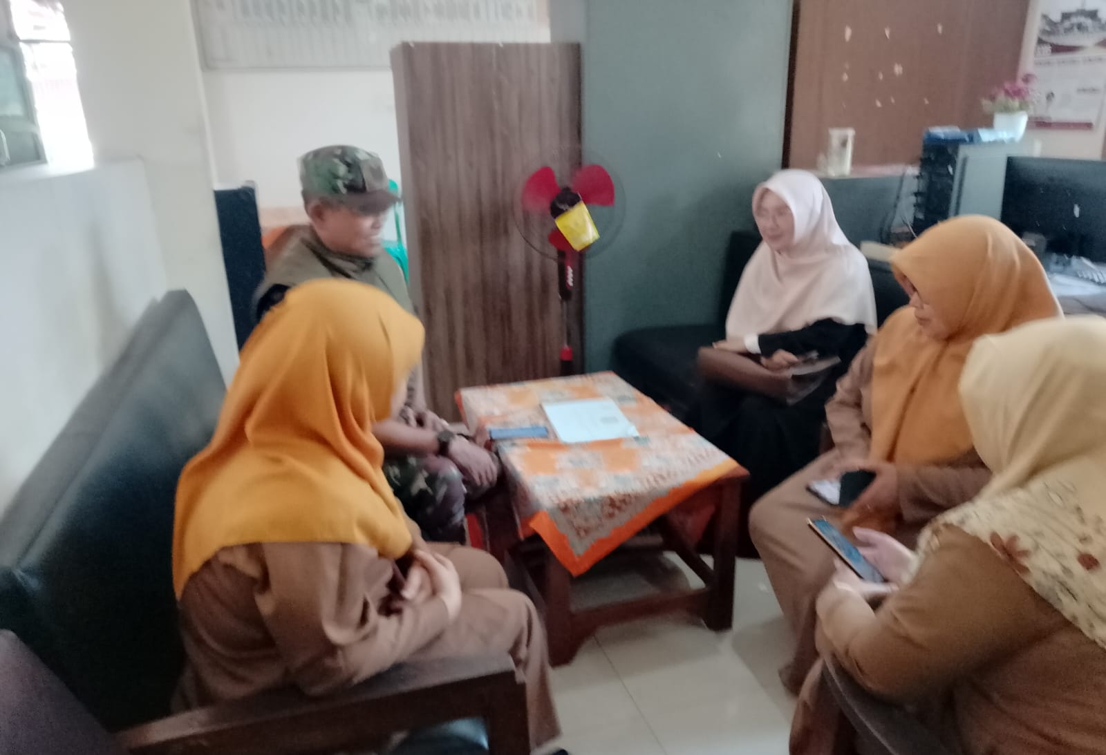 Babinsa Nyomplong Laksanakan Puldata dan Pererat Sinergi dengan Aparatur Pemerintah Kelurahan