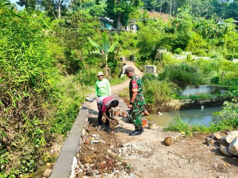 Babinsa Desa Kadununggal Gotong Royong Bangun TPT dan Pengecoran Jalan Bersama Warga