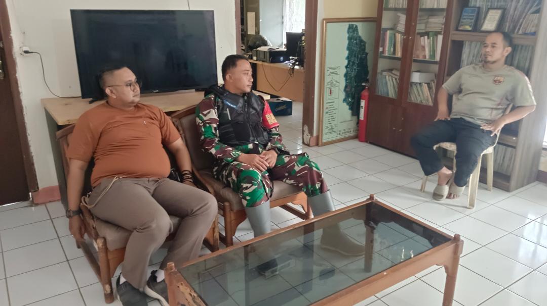 Babinsa Sukakarya, Koramil 0607/Warudoyong, Perkuat Sinergi Melalui Koordinasi dengan Aparatur Pemerintah Kelurahan
